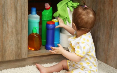 Cha, mẹ nên để xa tầm tay của trẻ 5 vật dụng nguy hiểm sau